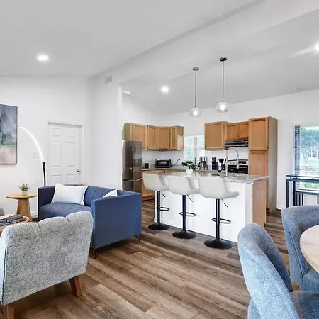 Modern House, Experienced Host, Central Location